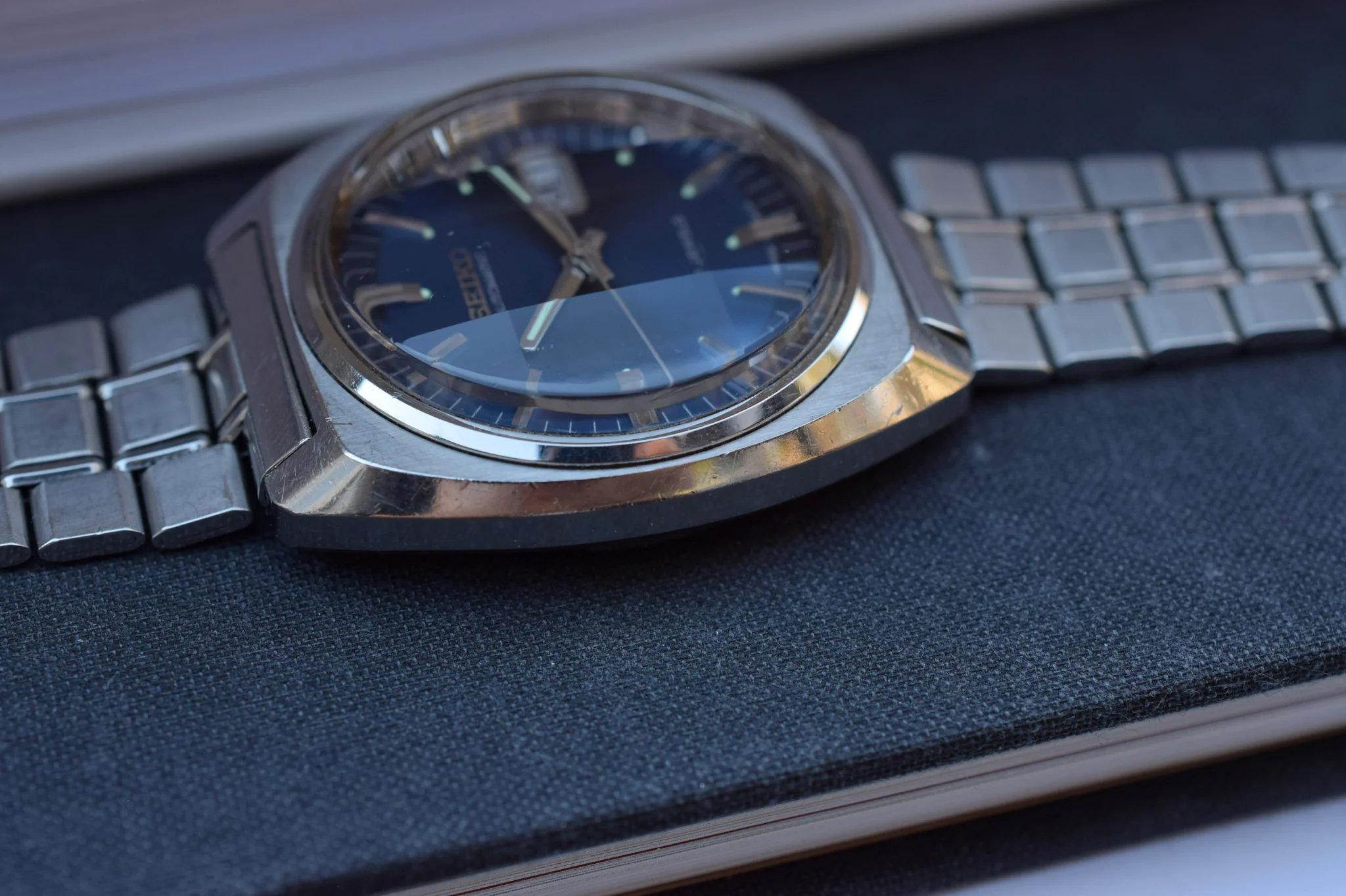 1976 Seiko Automatic Blue Dial Faceted Crystal Day/Date Watch - Image 4