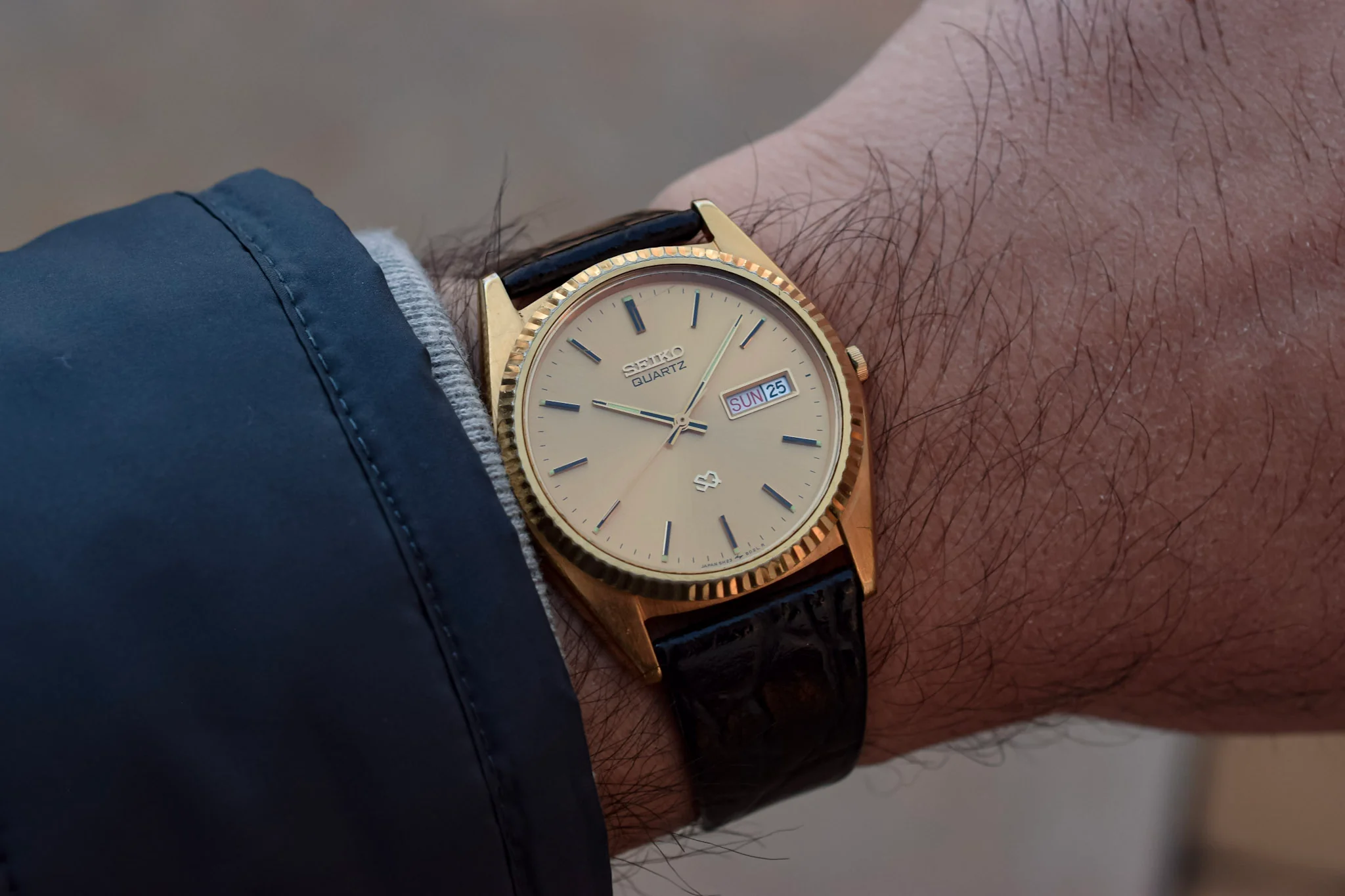Vintage Seiko Quartz Day/Date Fluted Bezel Watch - Image 11