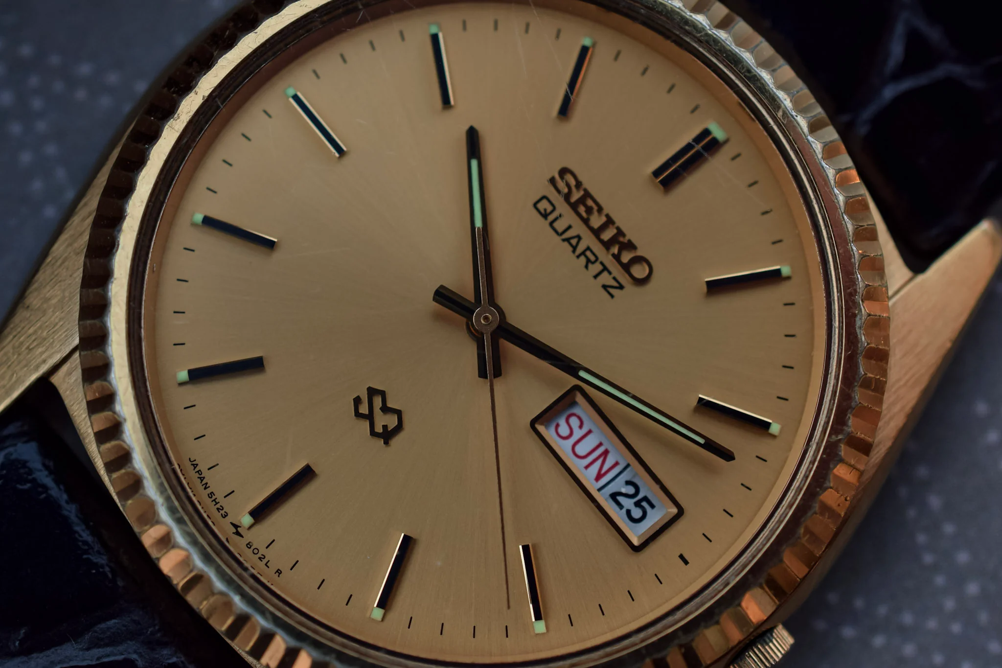 Vintage Seiko Quartz Day/Date Fluted Bezel Watch - Image 2
