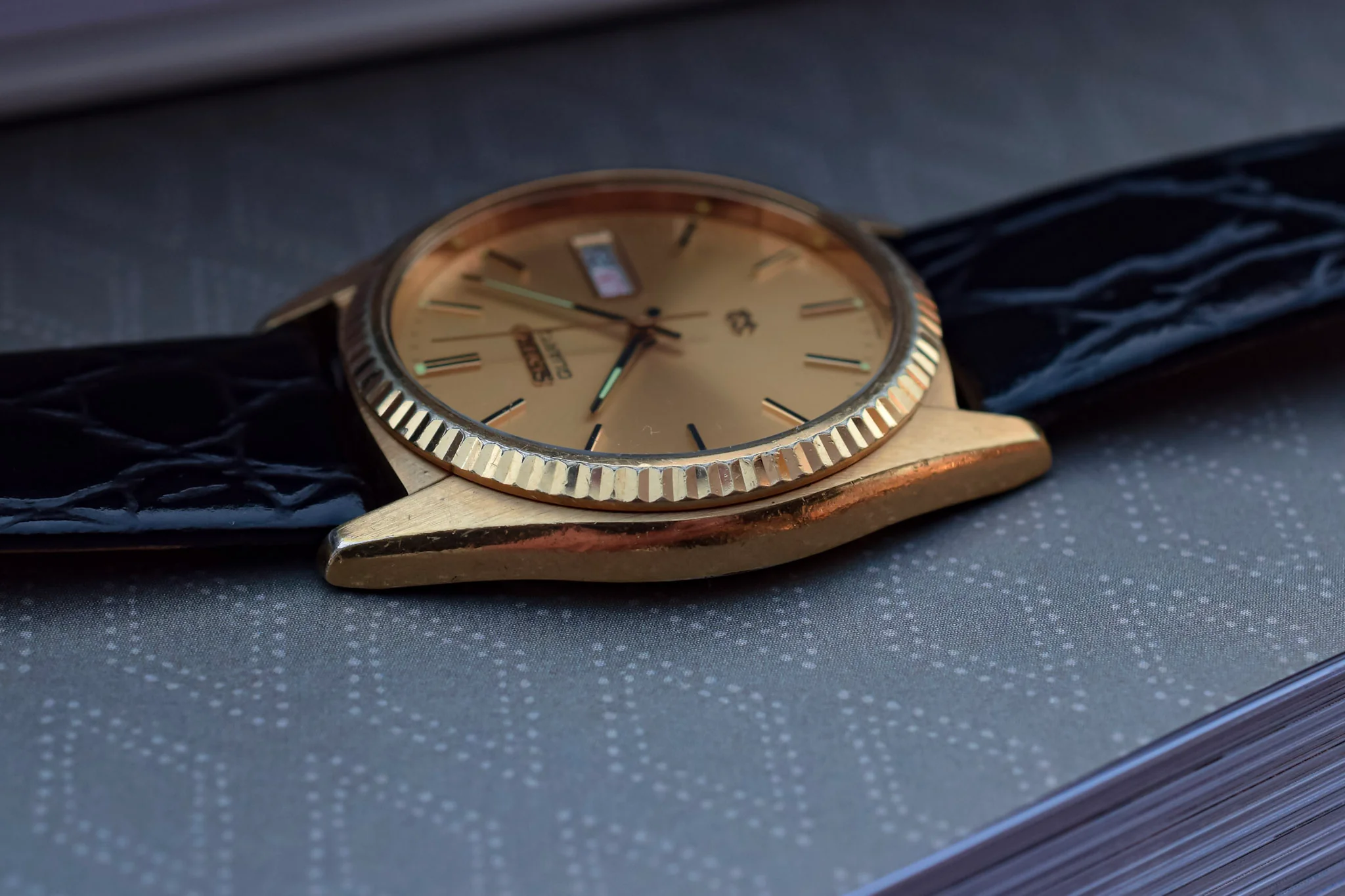 Vintage Seiko Quartz Day/Date Fluted Bezel Watch - Image 3
