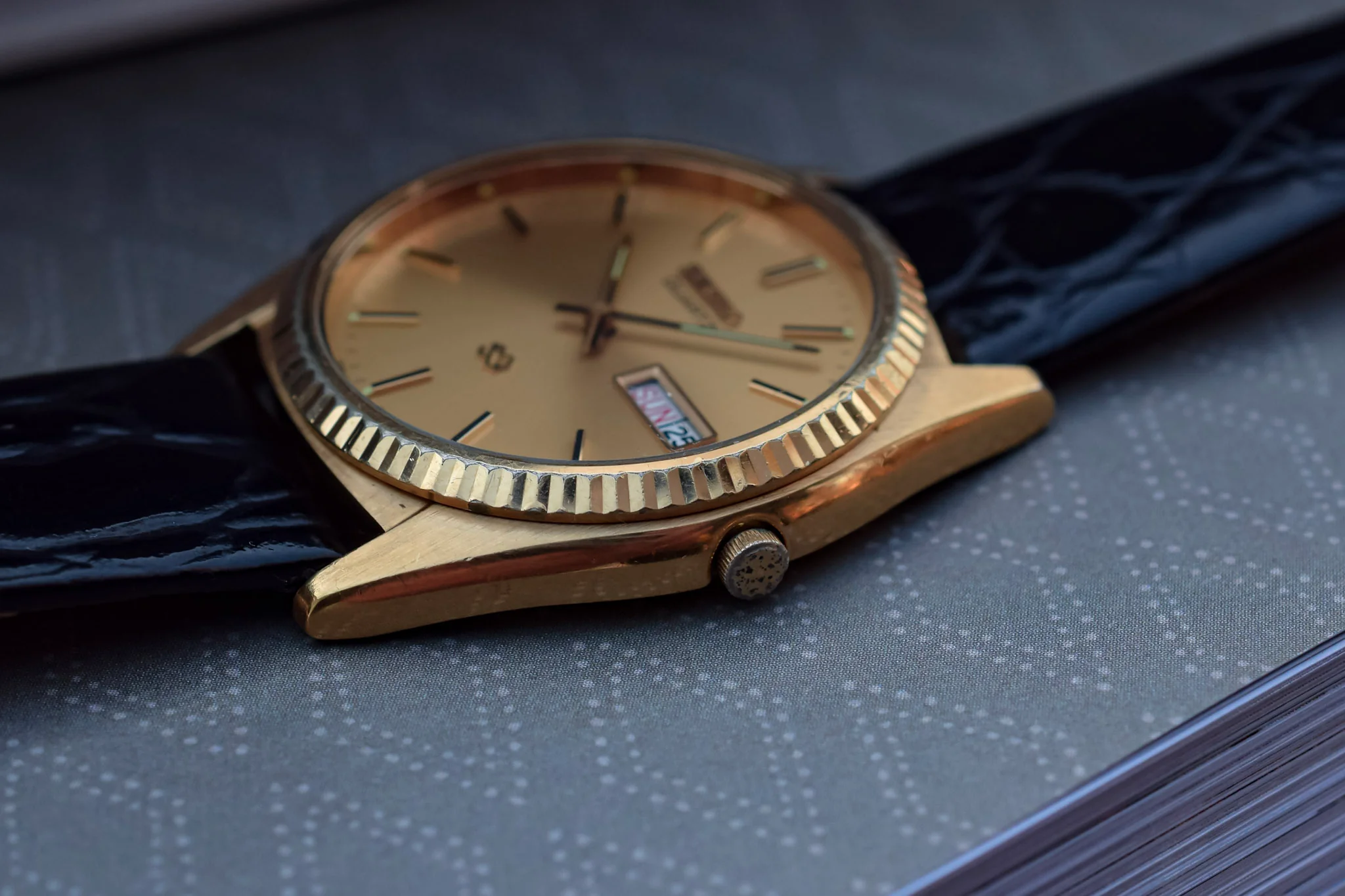 Vintage Seiko Quartz Day/Date Fluted Bezel Watch - Image 4