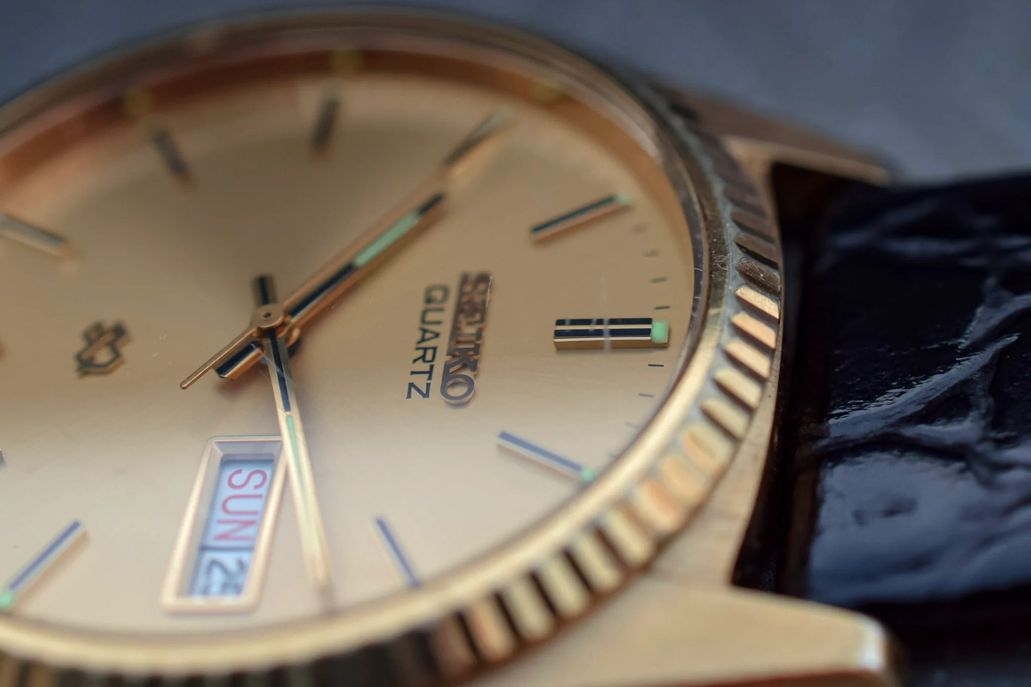 Vintage Seiko Quartz Day/Date Fluted Bezel Watch - Image 9