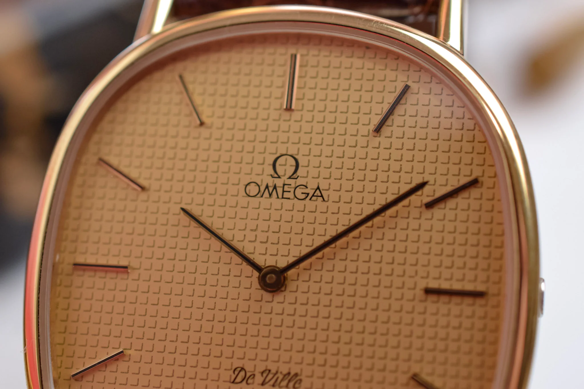 1980s Omega De Ville Quartz Hobnail Motif Ellipse - Image 4