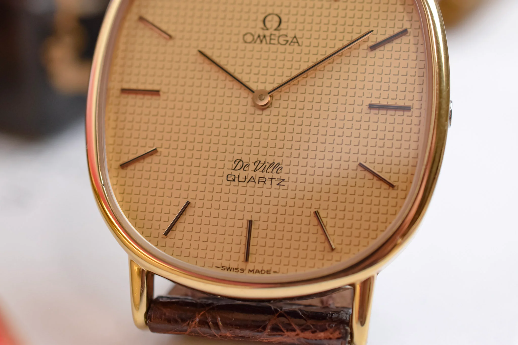 1980s Omega De Ville Quartz Hobnail Motif Ellipse - Image 5
