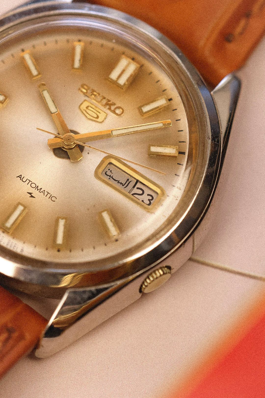 1981 Seiko 5 Automatic Patina Dial Arabic Day-Date - Image 3