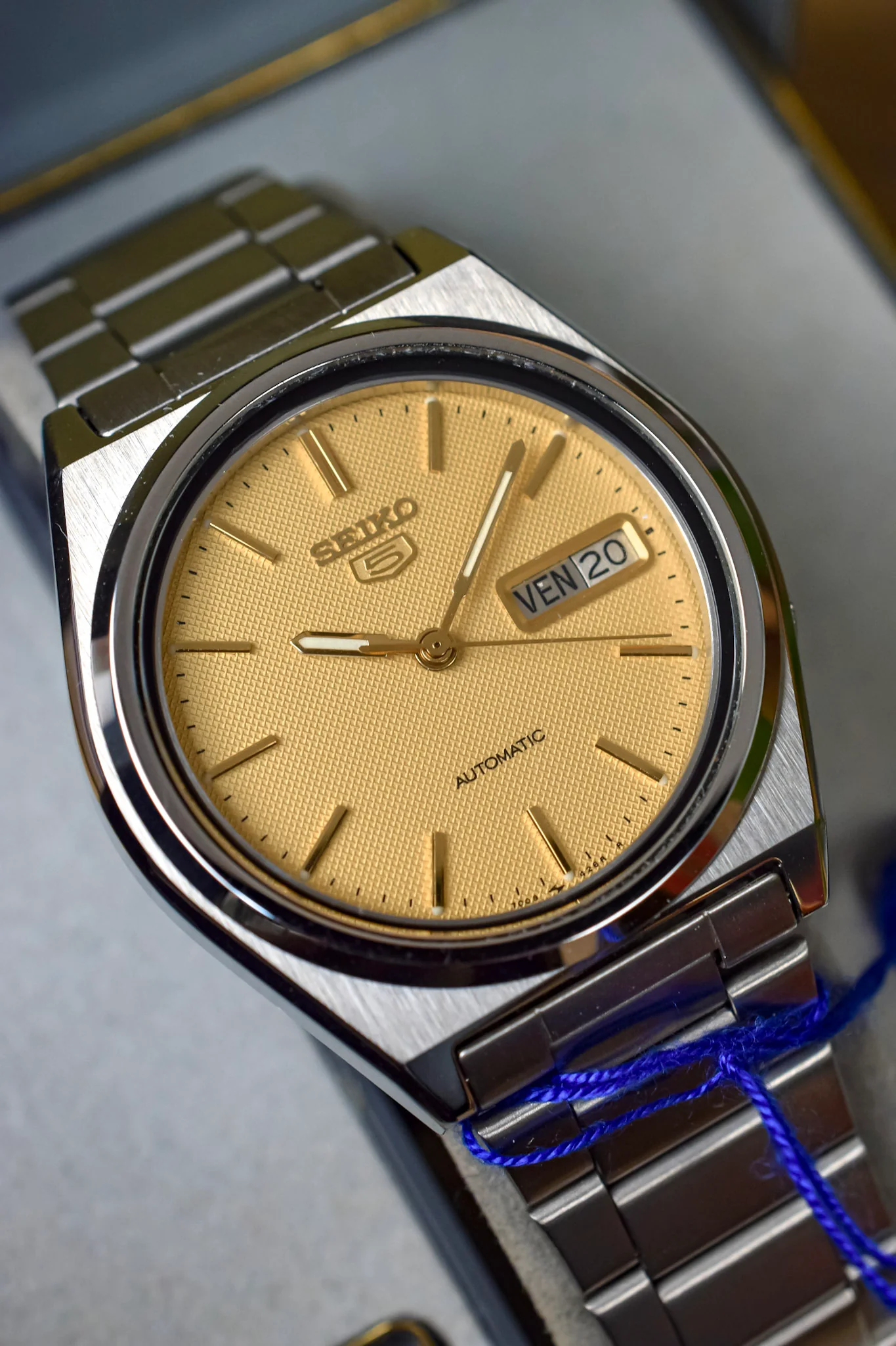 1983 Seiko 5 Automatic Honeycomb Day-Date - NOS - Image 2