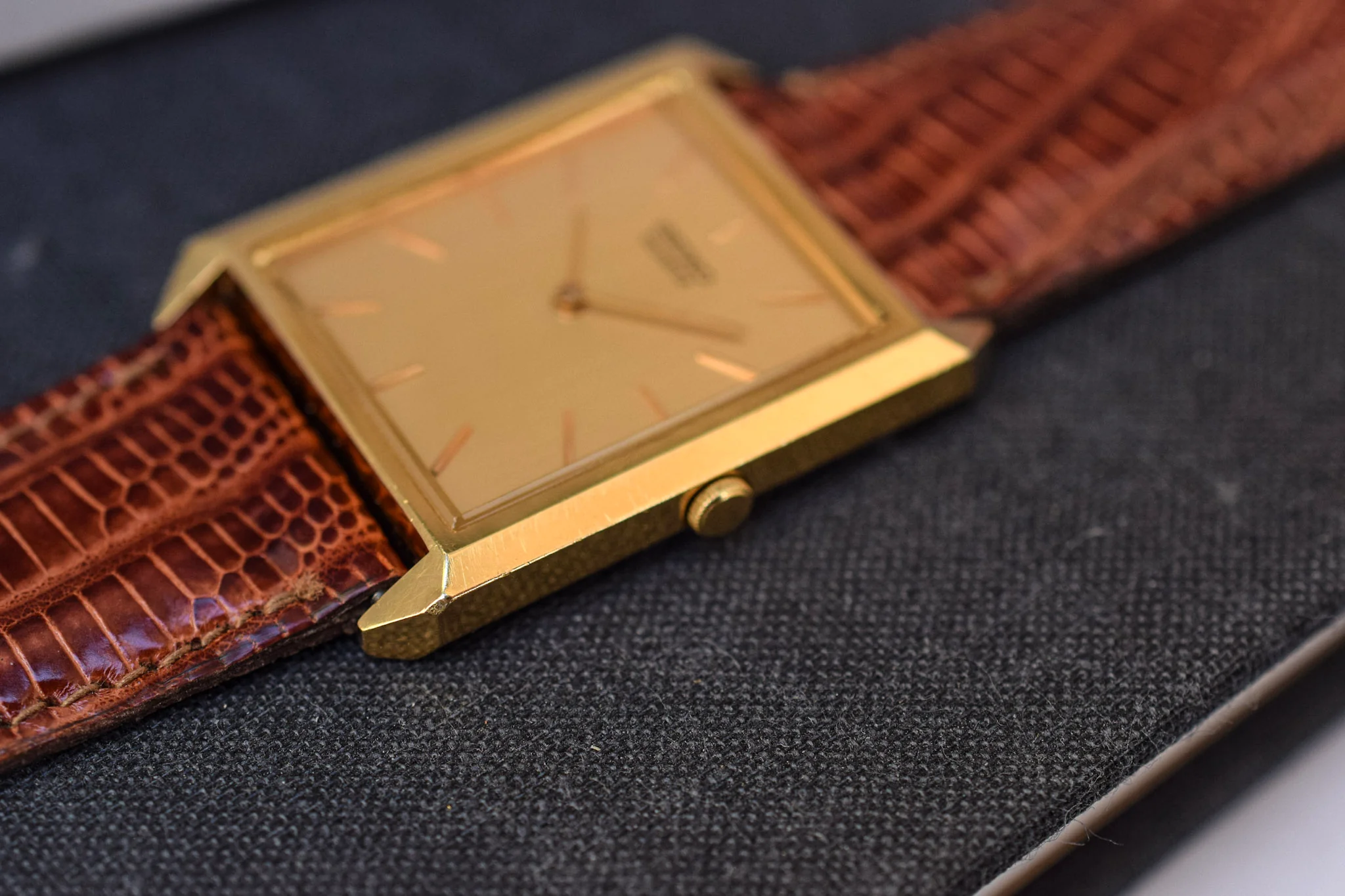 1983 Gold Tone Seiko Quartz Tank Watch - Image 3