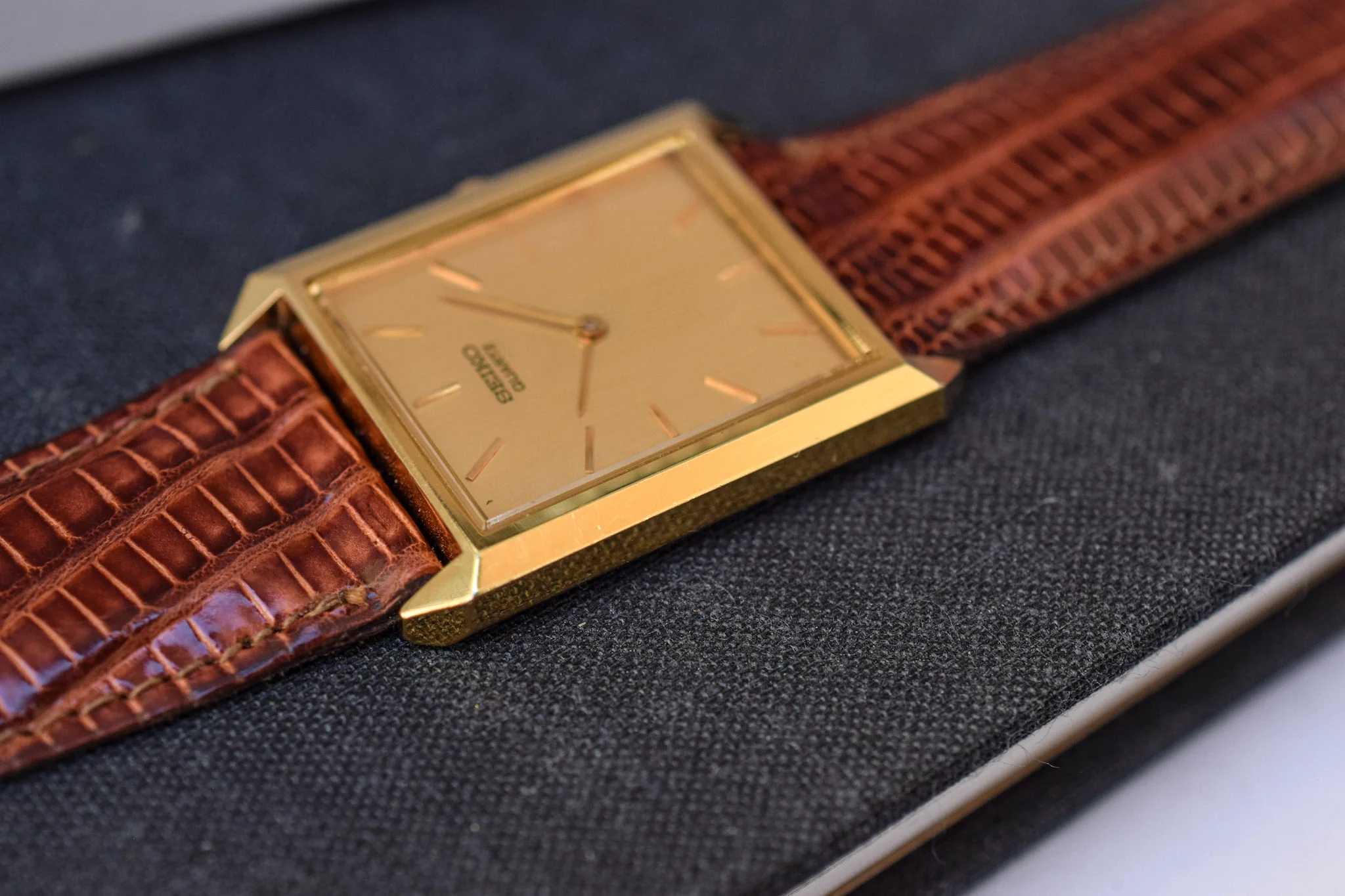 1983 Gold Tone Seiko Quartz Tank Watch - Image 4