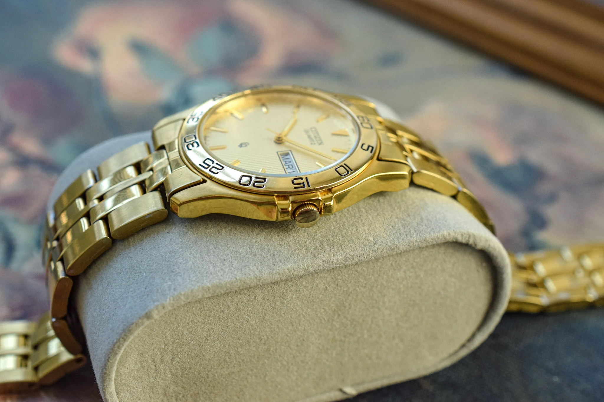 1984 Citizen CQ Champagne Tapestry Dial Day-Date - Image 3