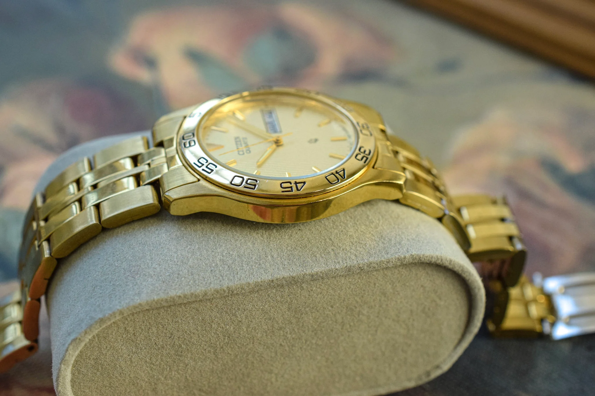 1984 Citizen CQ Champagne Tapestry Dial Day-Date - Image 4