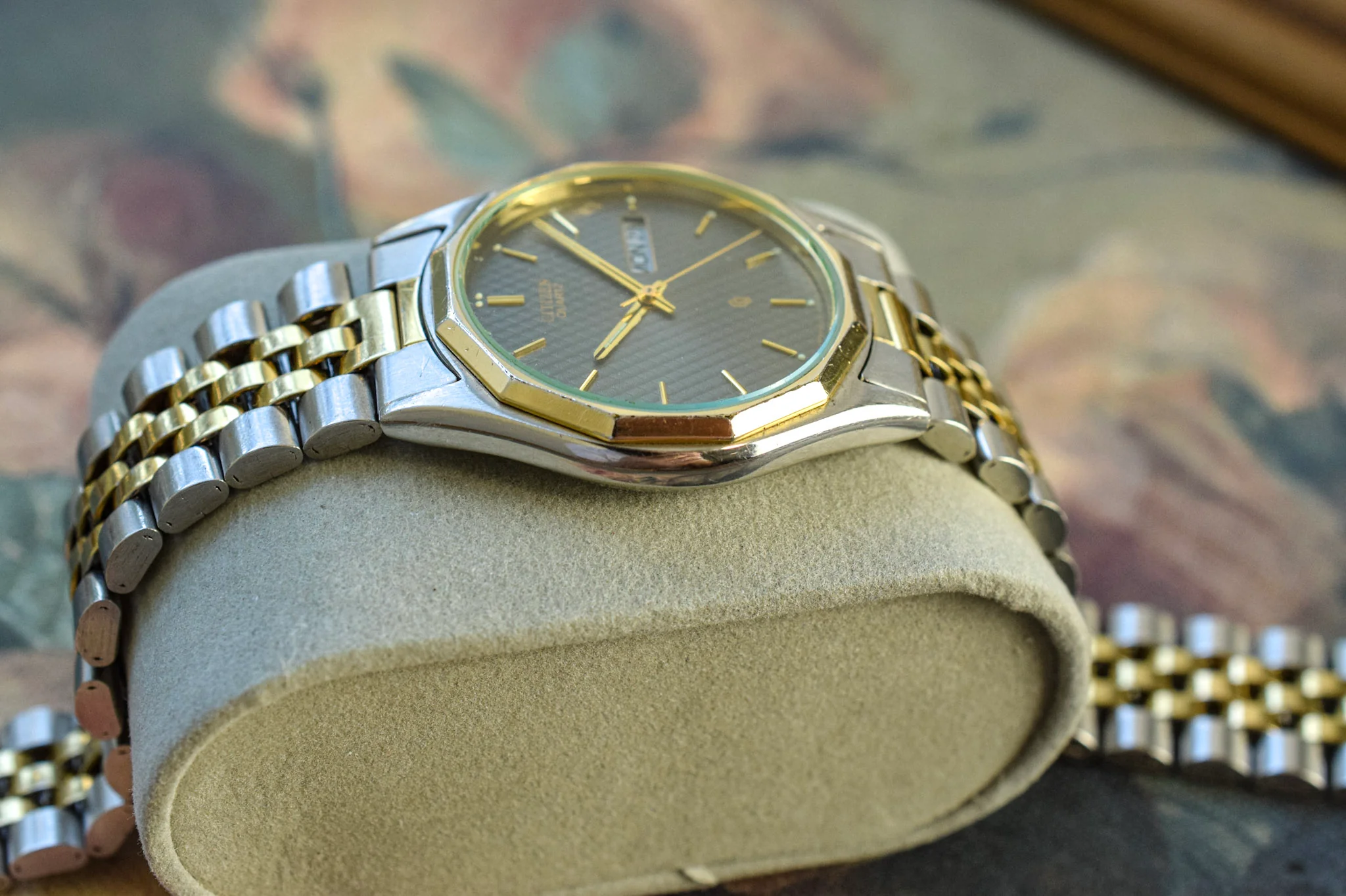 1985 Citizen CQ Two Tone Textured Gray Dial Day-Date - Image 4