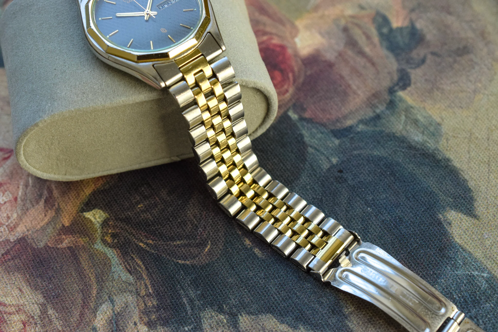 1985 Citizen CQ Two Tone Textured Gray Dial Day-Date - Image 6