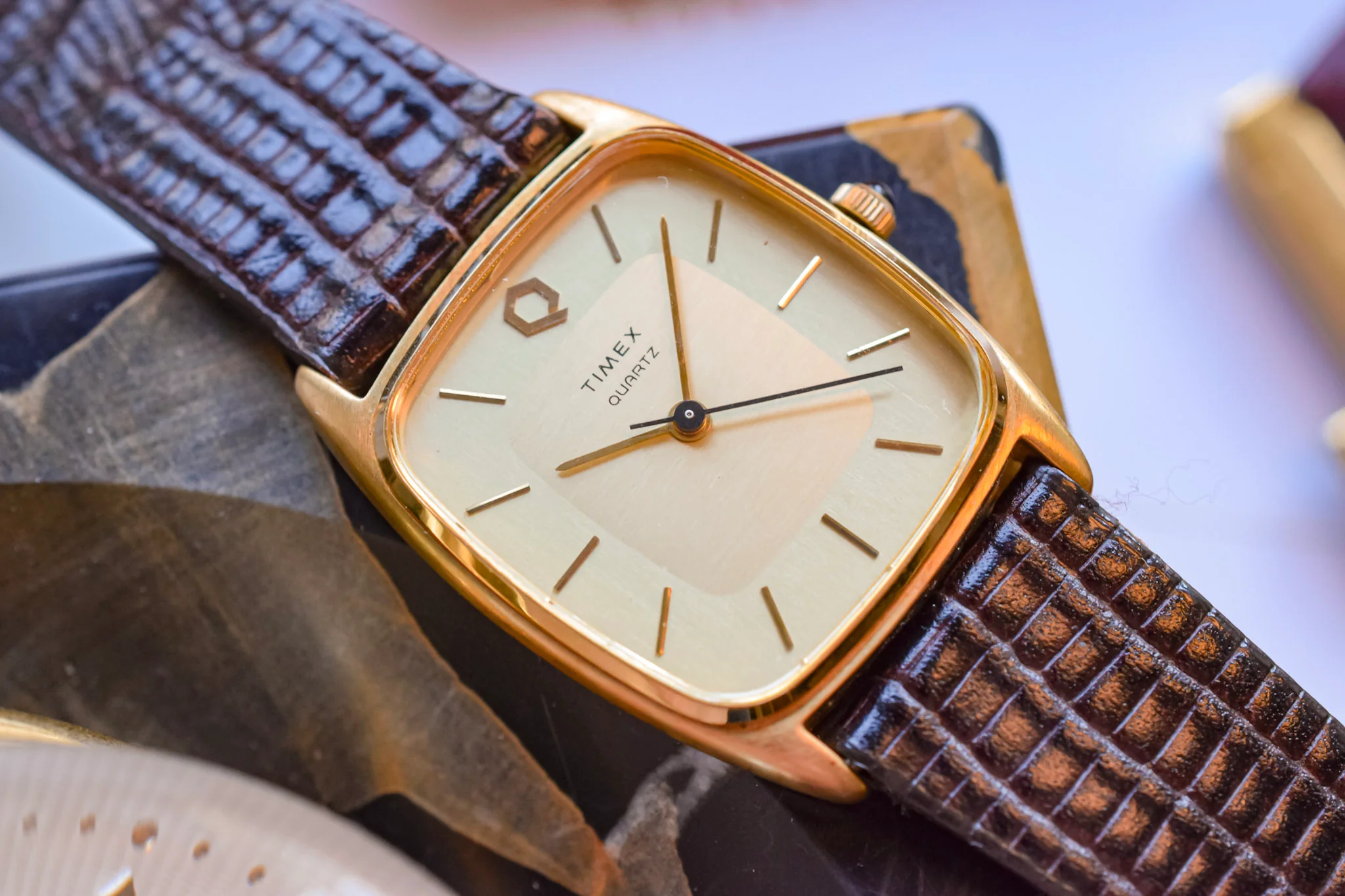 1985 Q Timex Quartz Champagne TV - Image 3