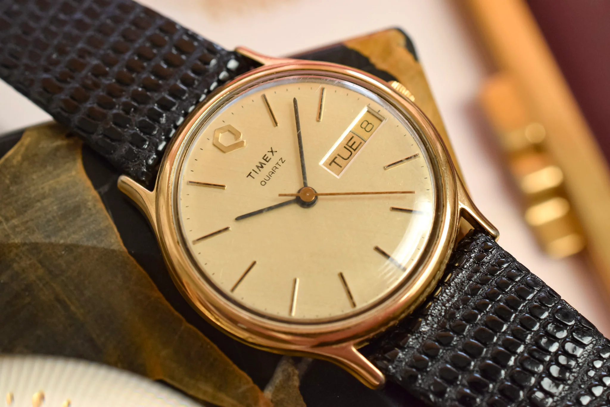 1985 Q Timex Quartz Linen Dial Day-Date - Image 3
