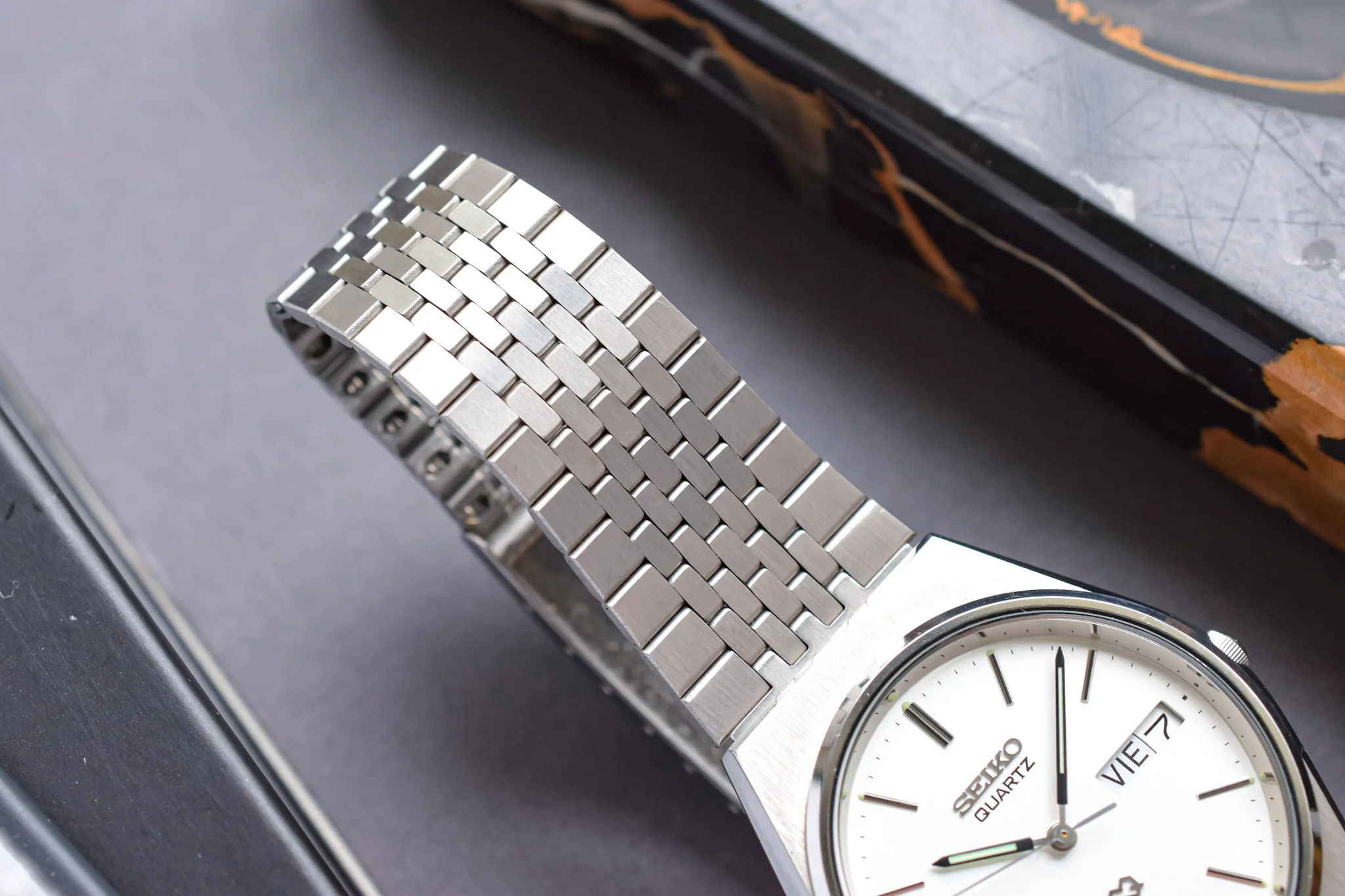 1985 Seiko SQ NOS Silver Spanish Day-Date - Image 7
