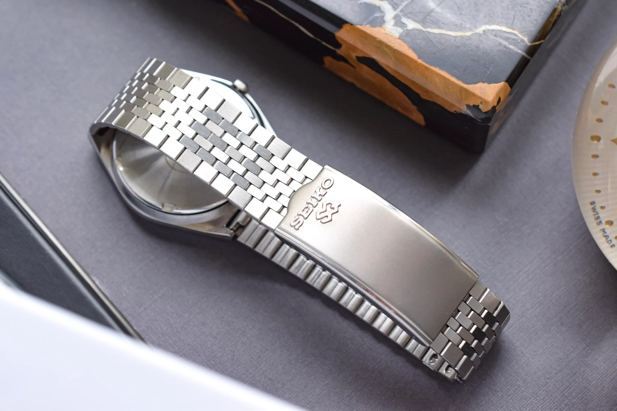 1985 Seiko SQ NOS Silver Spanish Day-Date - Image 9
