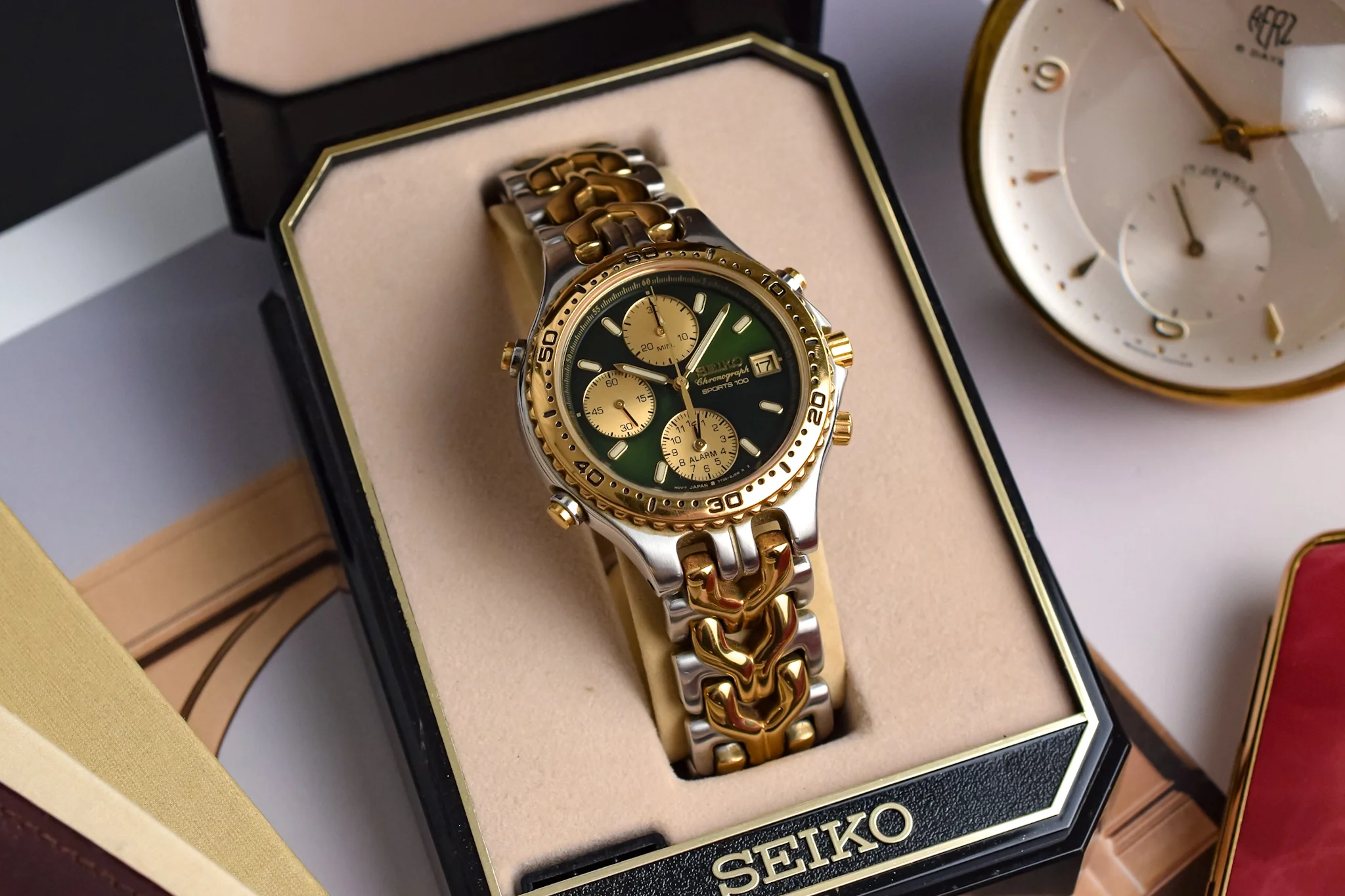 1989 Seiko Two-Toned Emerald Green Chrono - Image 4