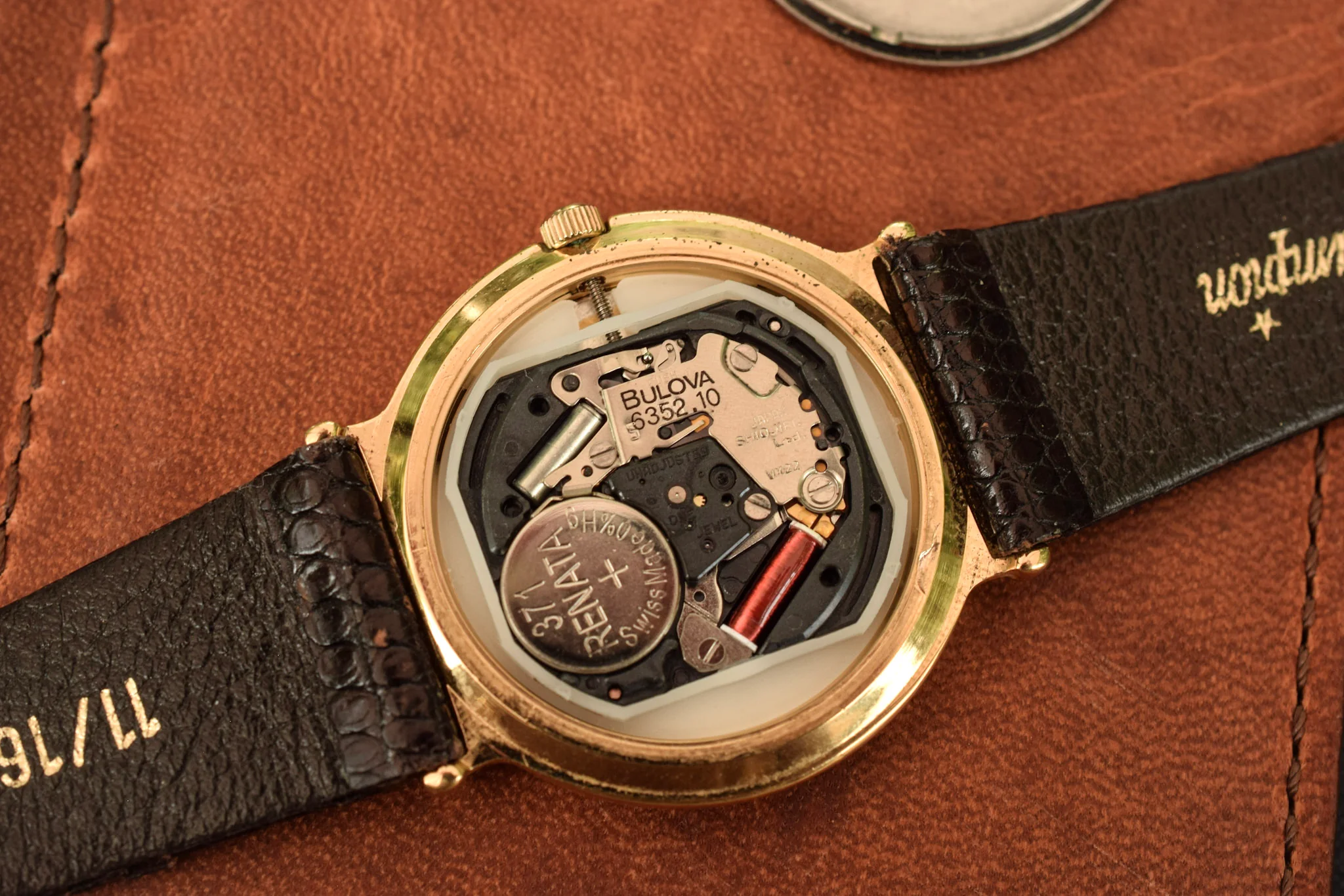 1990 Caravelle Shrouded Lugs Quartz Watch - Image 10
