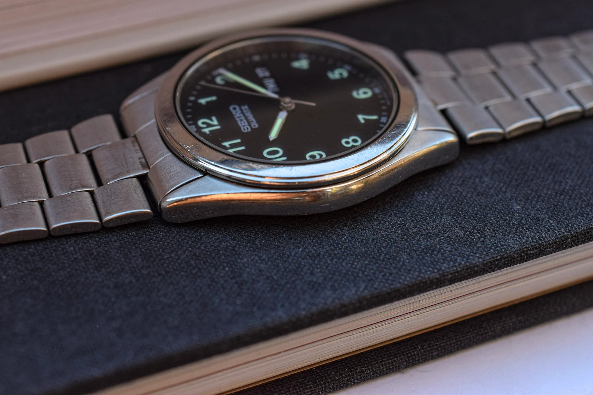 1993 Seiko Quartz Day/Date Black Dial Watch - Image 4