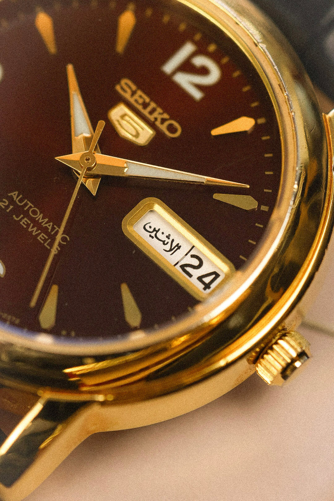 2000s Seiko 5 Automatic Crimson Dial Arabic Day-Date - Image 3
