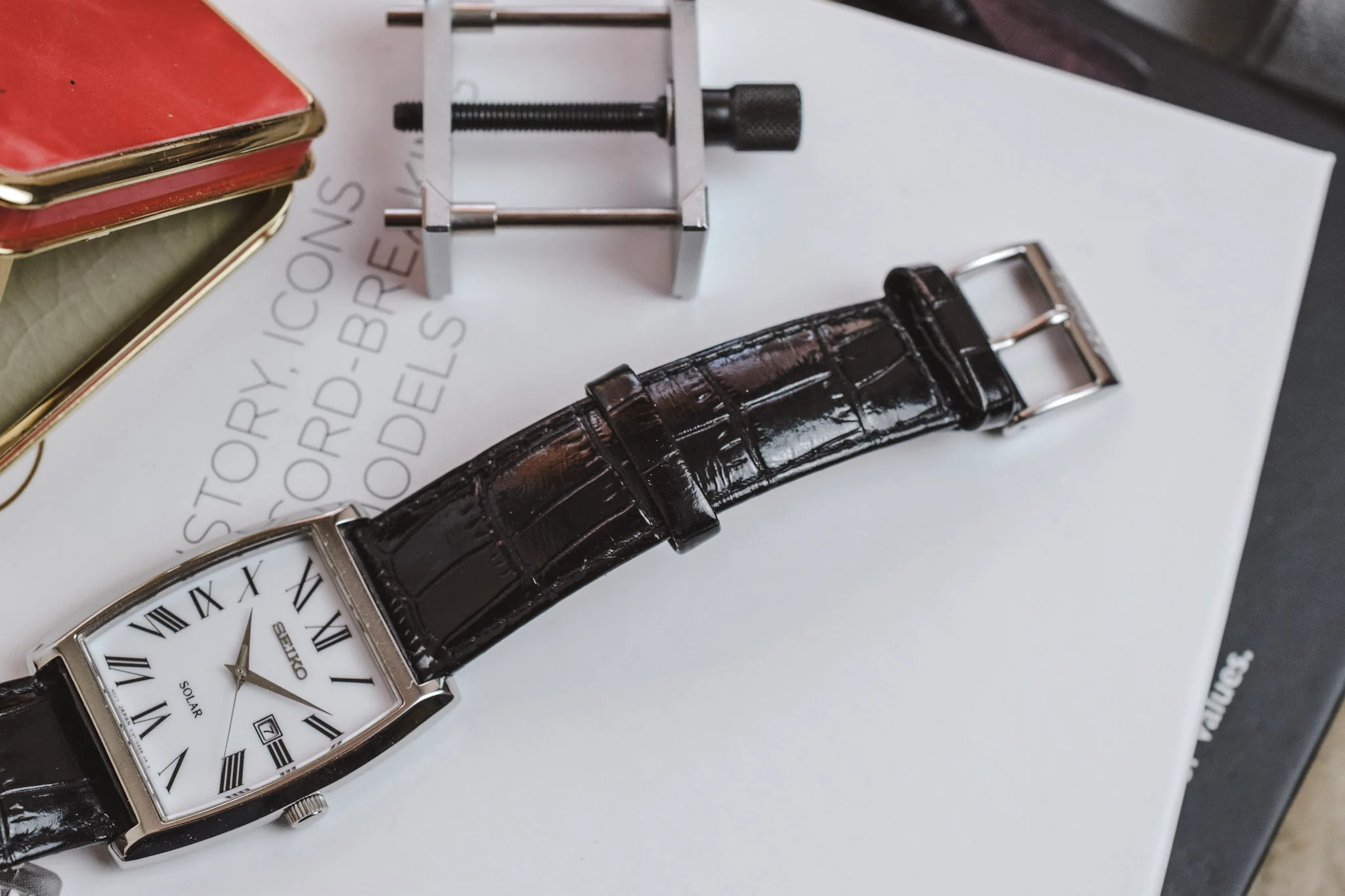 2002 Seiko Solar Roman Dial Calendar Steel Tonneau - Image 6