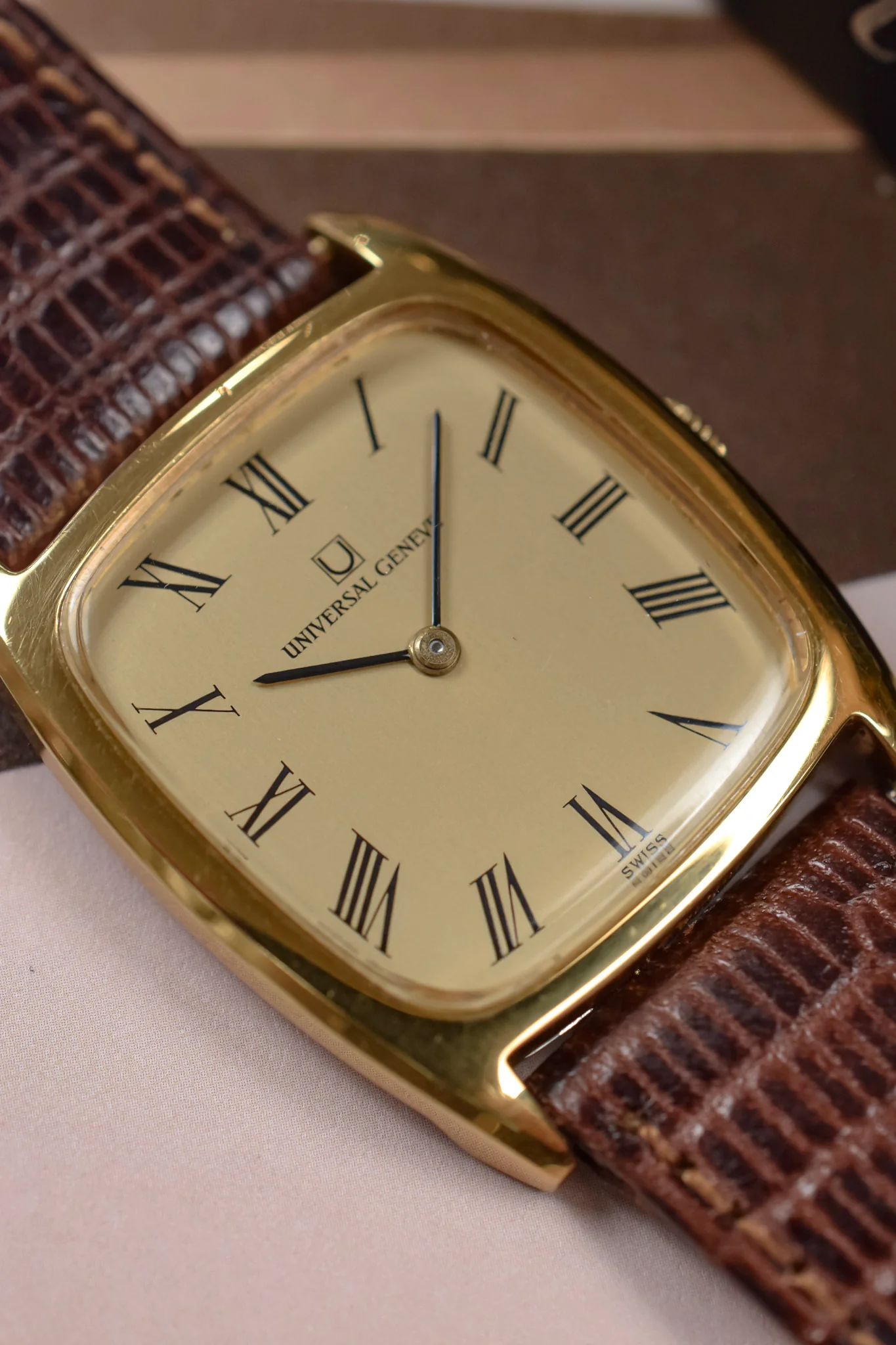 70s Mechanical Universal Geneve Roman Champagne Tonneau - Image 3