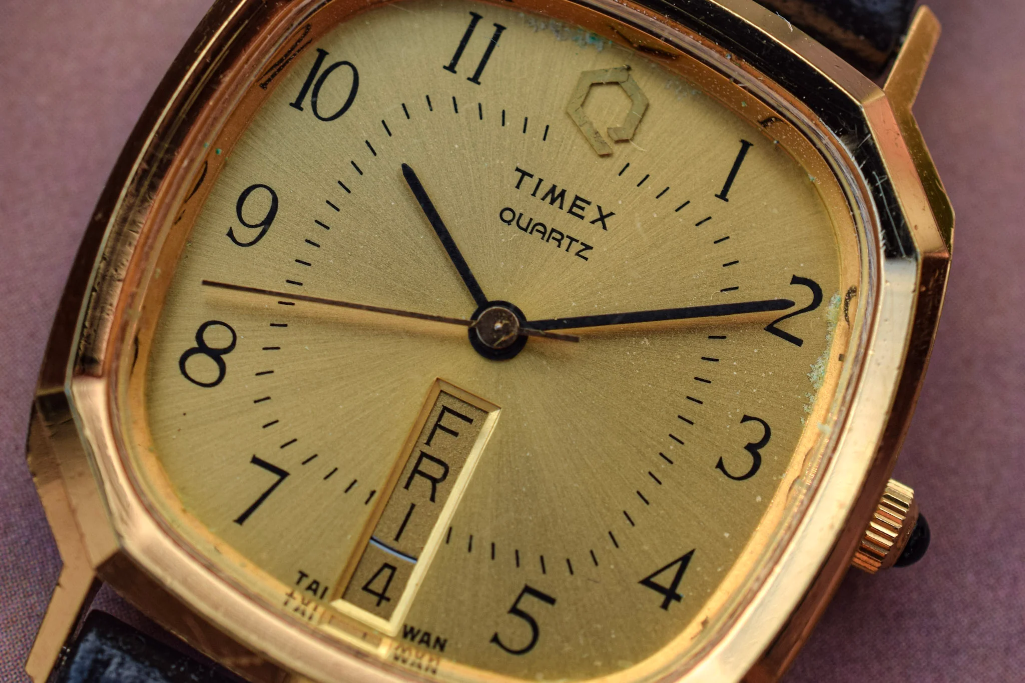 Vintage Q Timex Quartz Day-Date with Hexagonal Case - Image 2