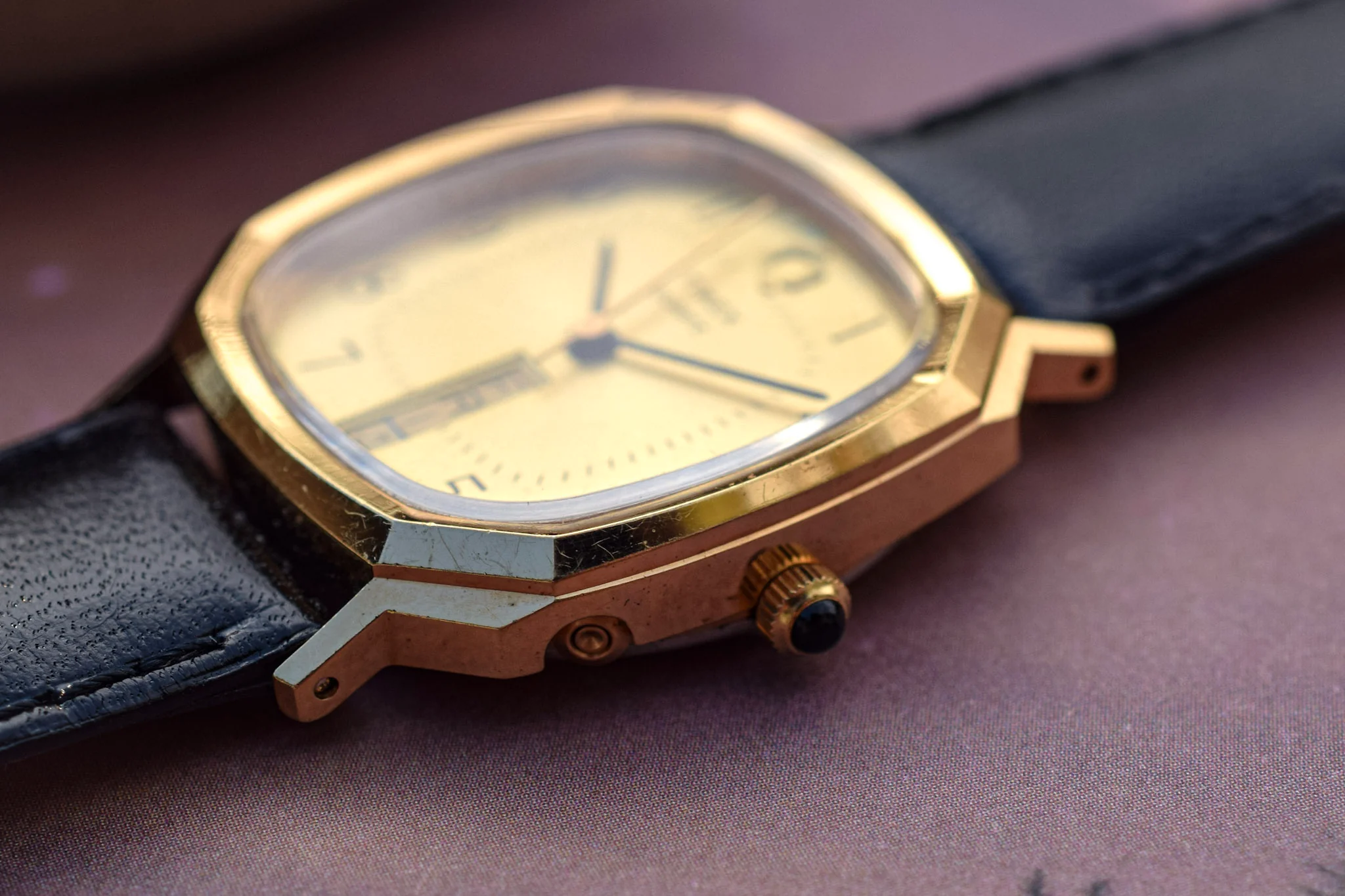 Vintage Q Timex Quartz Day-Date with Hexagonal Case - Image 3