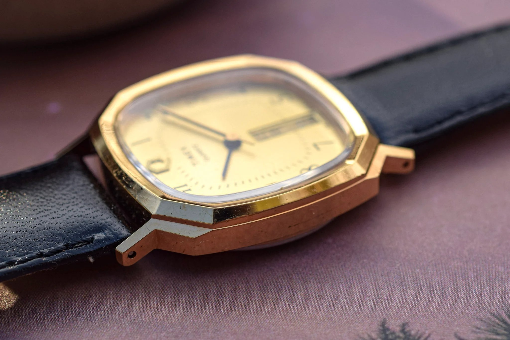 Vintage Q Timex Quartz Day-Date with Hexagonal Case - Image 4