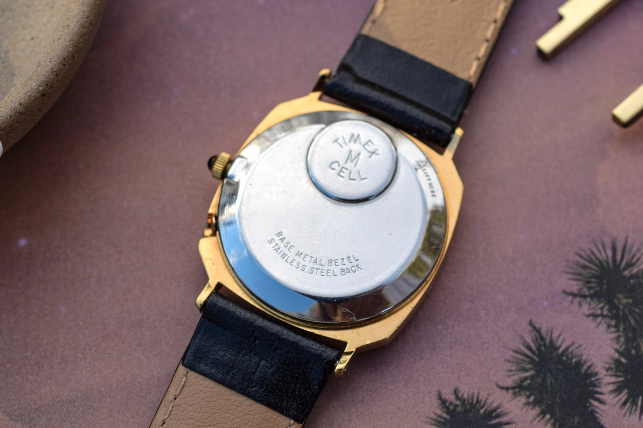 Vintage Q Timex Quartz Day-Date with Hexagonal Case - Image 5