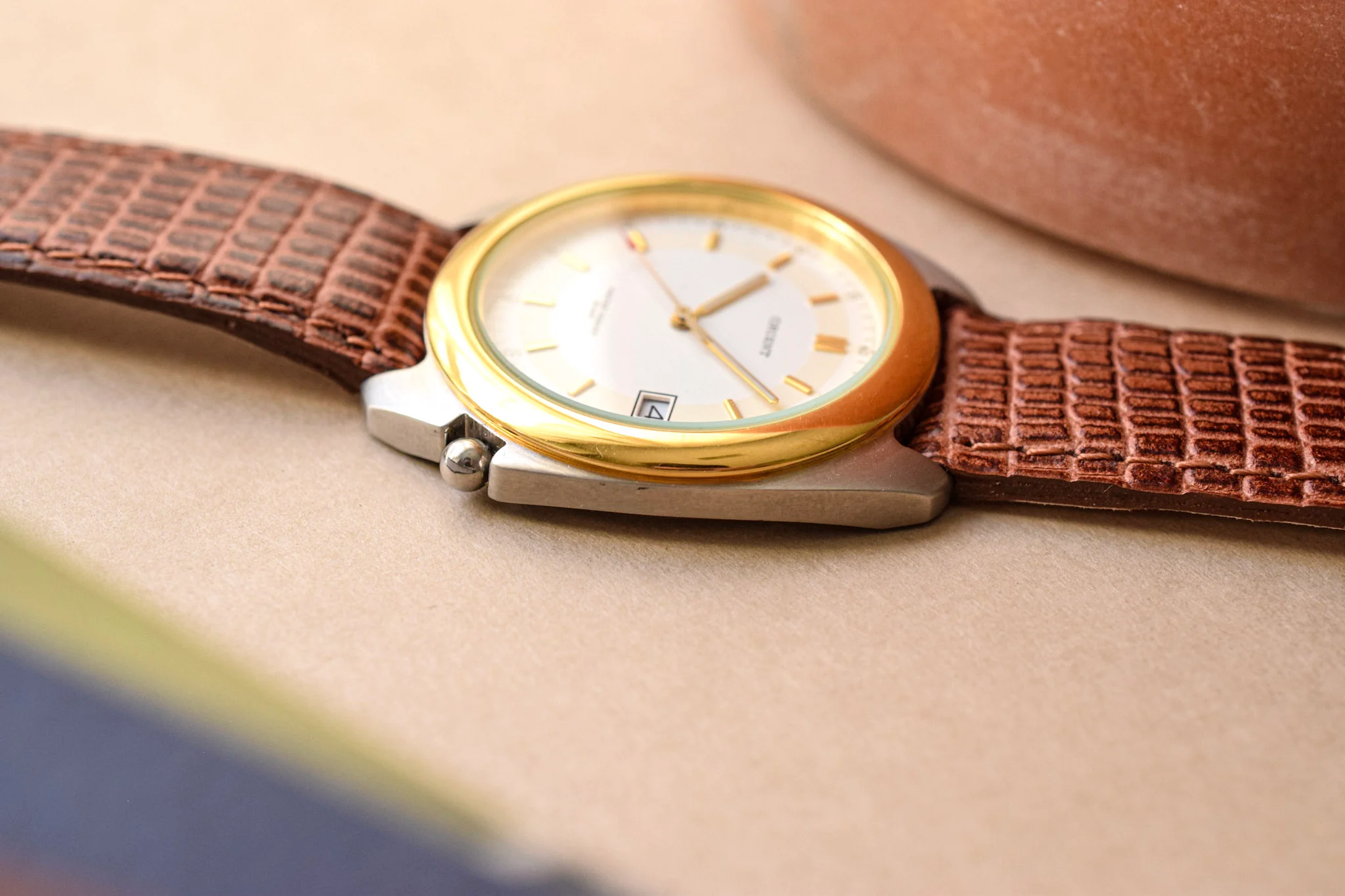 Neo-vintage Orient Two Tone Cushion Calendar - Image 4