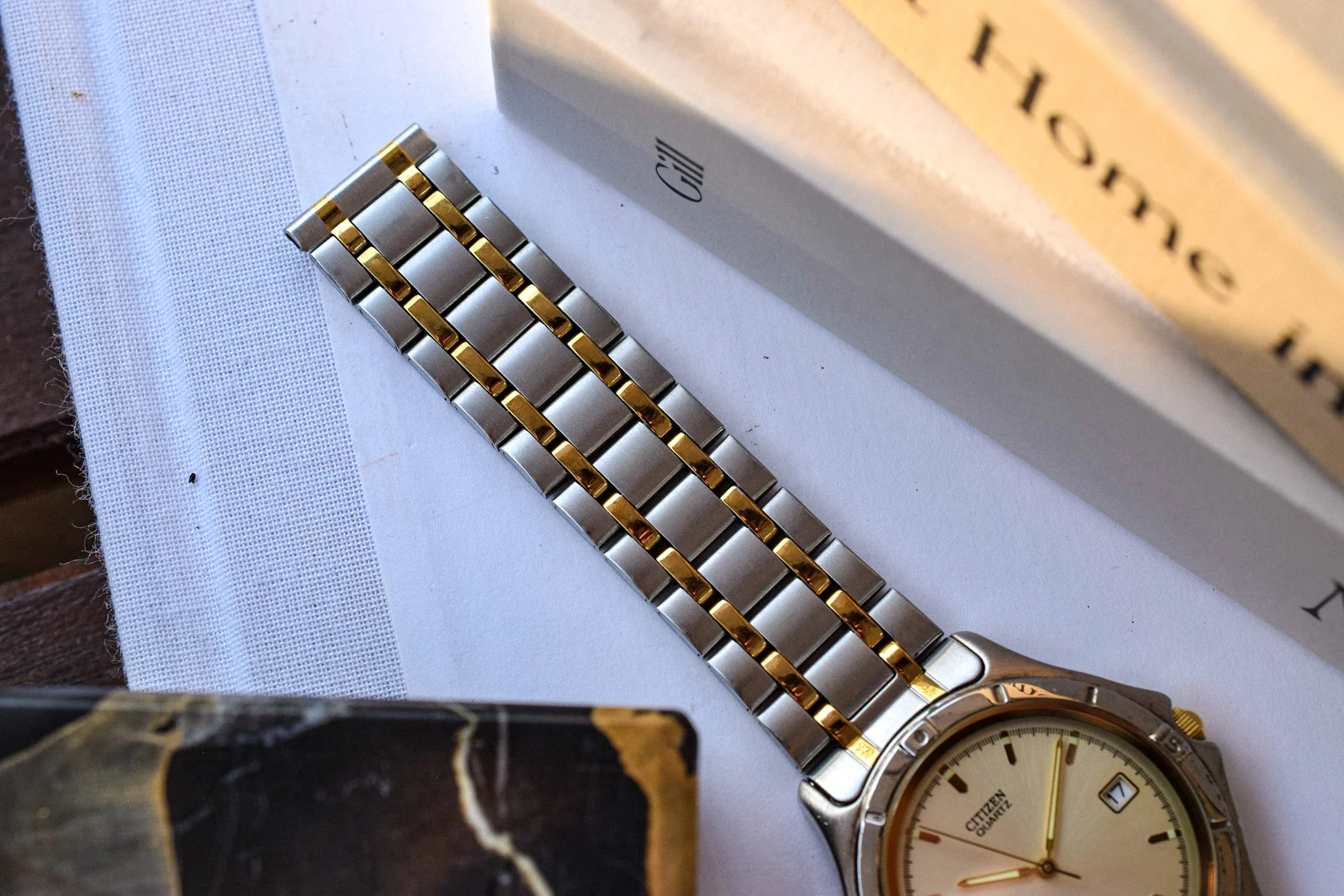 Vintage Citizen Two Toned Calendar - Image 2