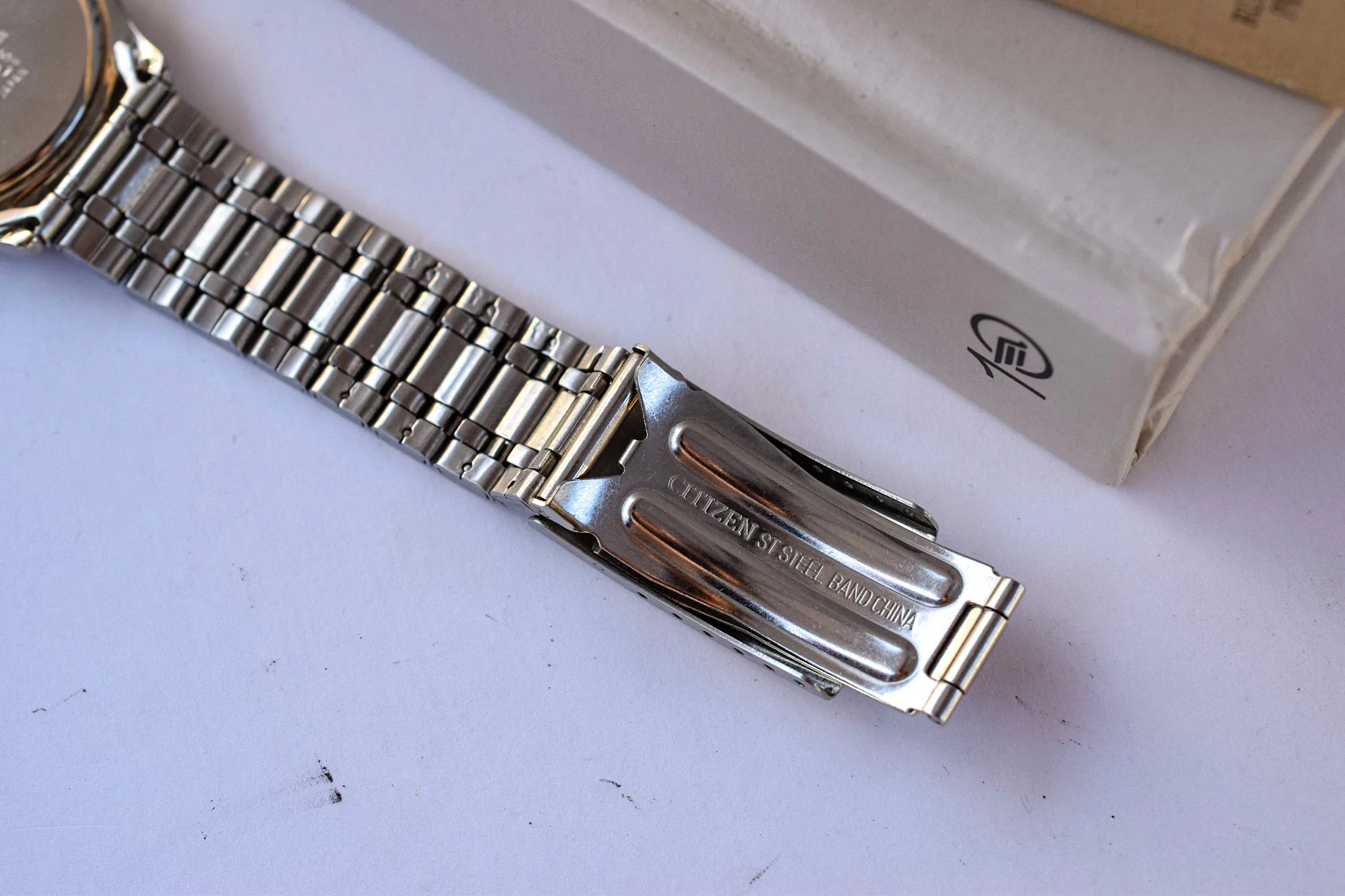 Vintage Citizen Two Toned Calendar - Image 5