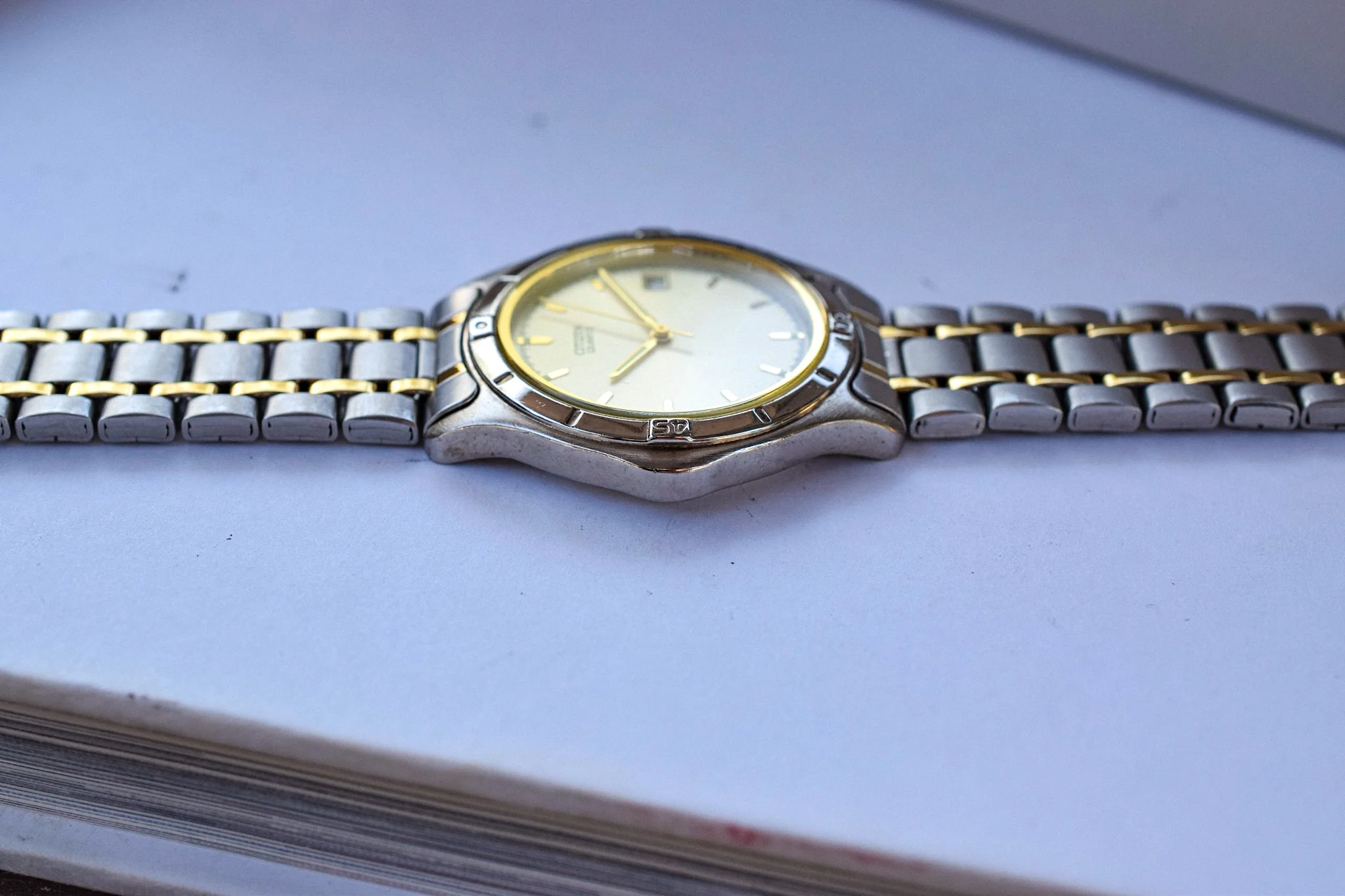 Vintage Citizen Two Toned Calendar - Image 8