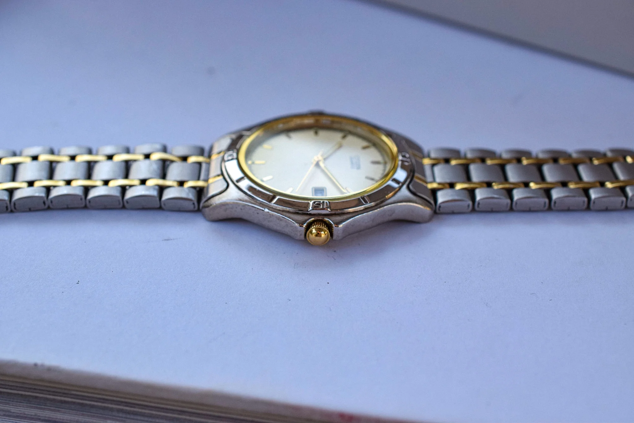 Vintage Citizen Two Toned Calendar - Image 9