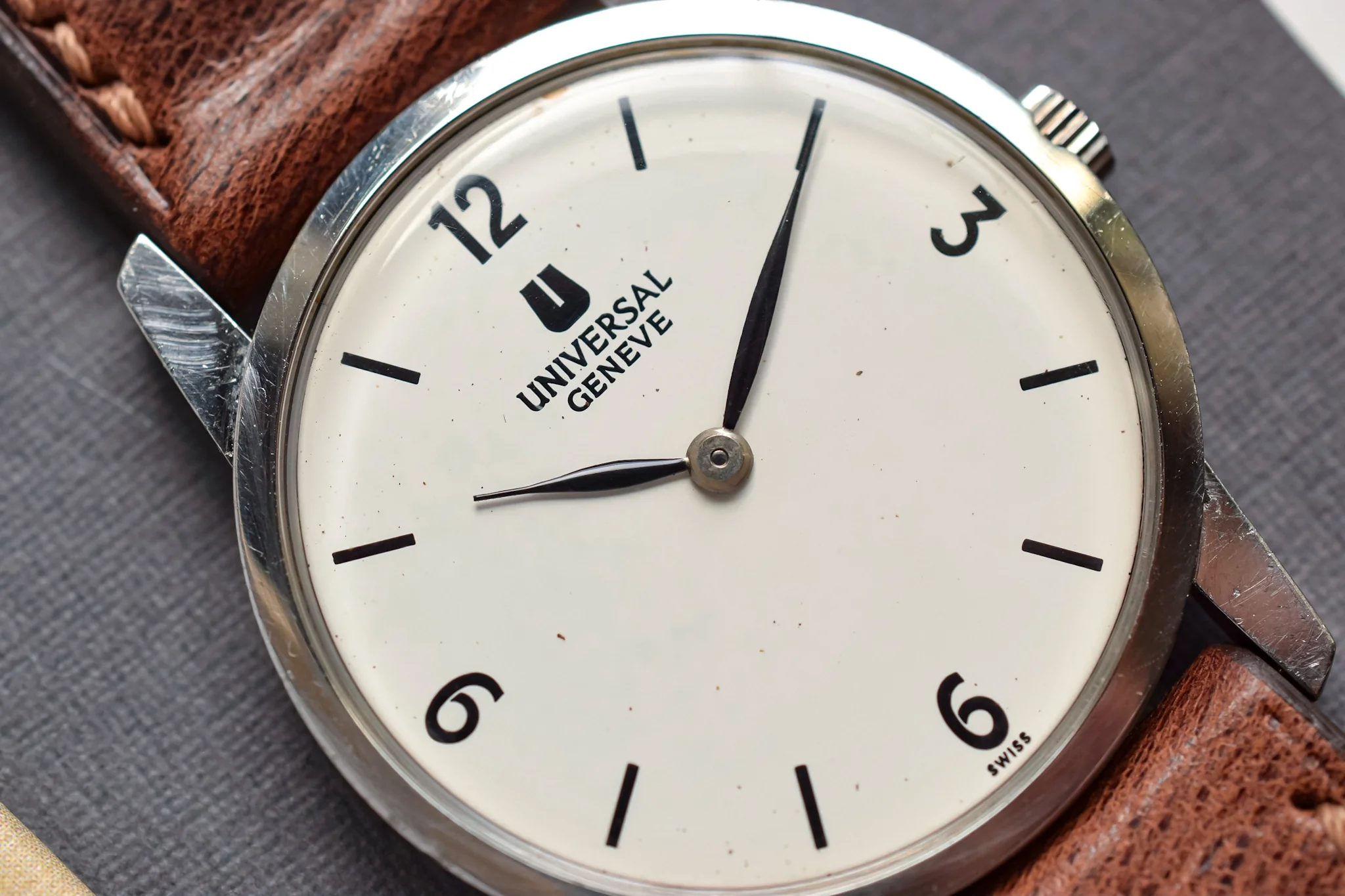 Vintage Mechanical Universal Geneve - Image 4