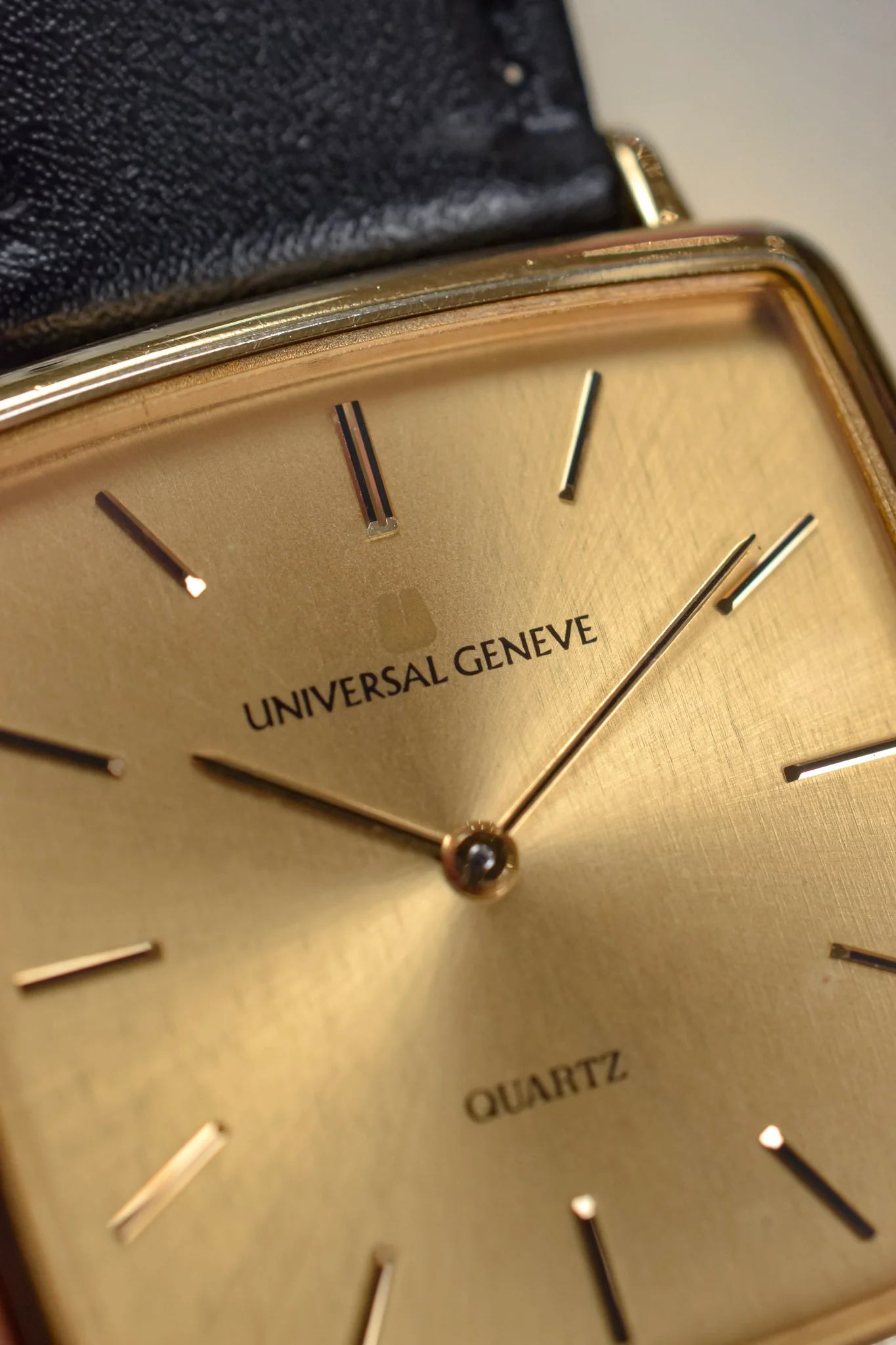 80s Universal Geneve Champagne TV - Image 4